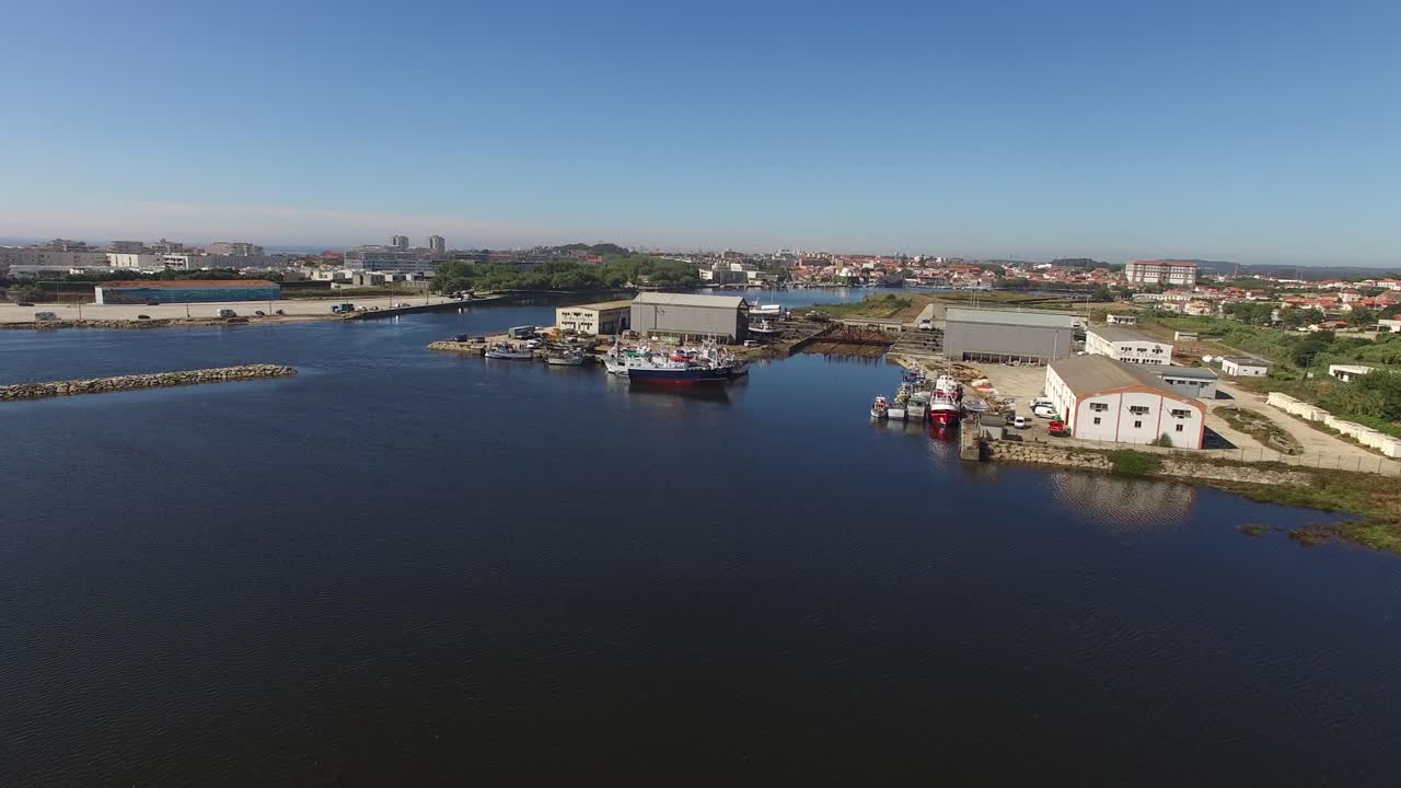 Barca da pesca al molo - vista aerea.