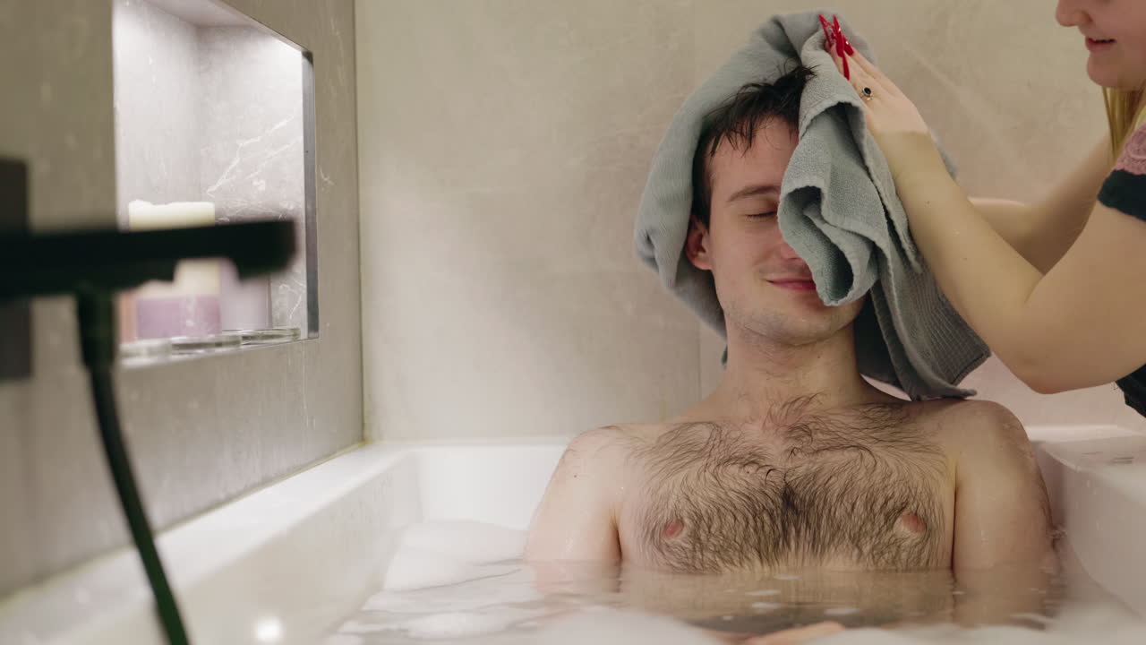 목욕탕 에서 휴식을 취 하는 부부