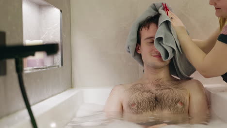 una pareja relajándose en un baño.