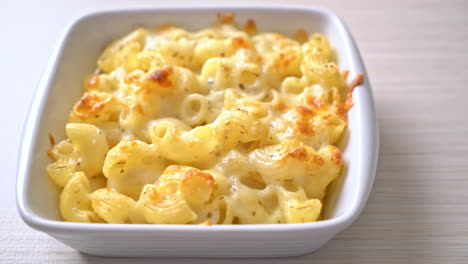 mac and cheese, macaroni pasta in cheesy sauce - american styl