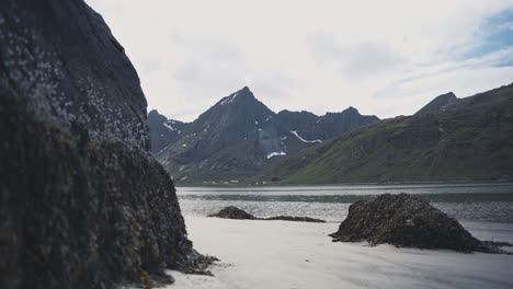 Majestic-lake-surrounded-with-tall-mountains-in-Lofoten-region,-Norway