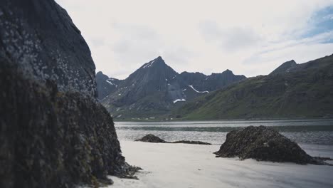 majestuoso lago rodeado de altas montañas en la región de lofoten, noruega