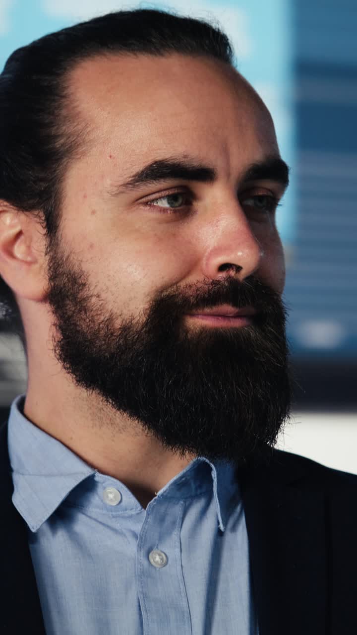 Video verticale. Leader moderno in una chiamata telefonica che discute di fintech e strategia tecnologica.