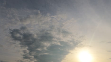 밝은 빛 광선은 극적인 황금 회색 구름을 통해 빛납니다.