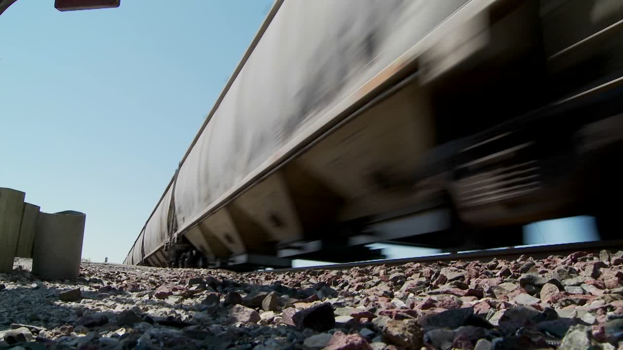 전경 1에서 노반을 통과하는 기차의 낮은 각도