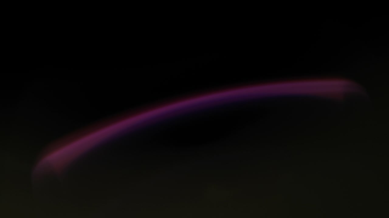 Sovrapposizioni di flare viola che sfumano su sfondo nero