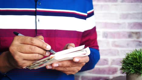 persona que escribe en un cuaderno