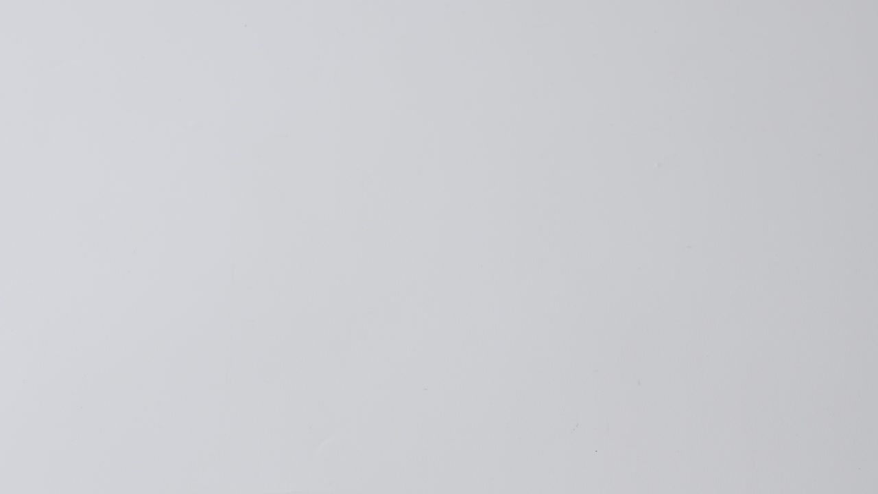 hilo azul en su bobina sostenido por una mano