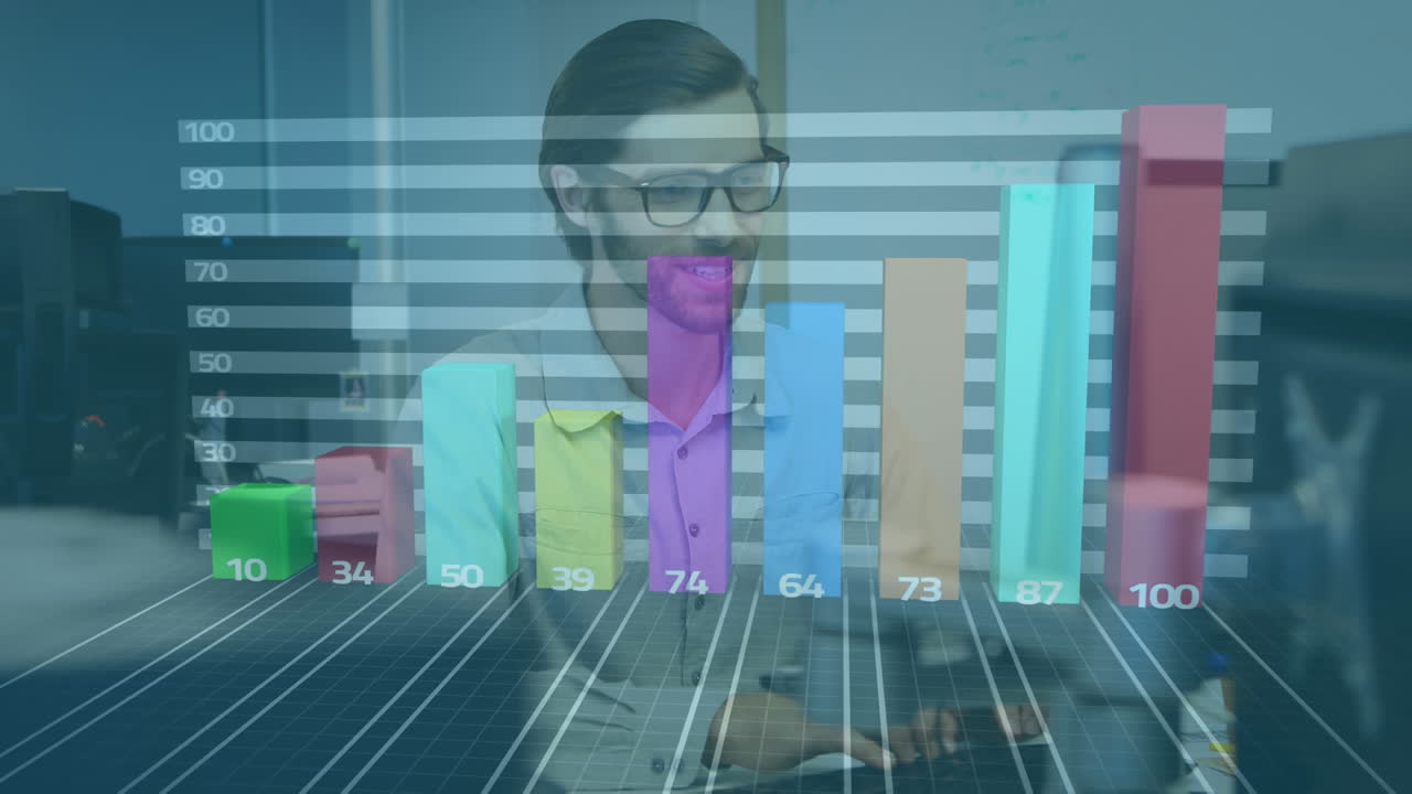 animación del procesamiento de datos financieros sobre el empresario que trabaja en la oficina