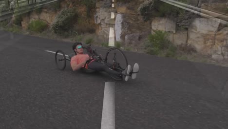 animación de la carretera sobre el hombre caucásico con bicicleta