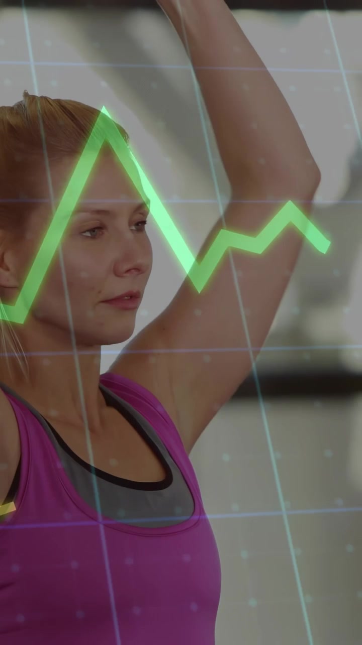 Mulher pegando halteres, fazendo rosca e supino enquanto sobreposição de gráfico monitora repetições para fitness.