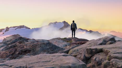 Hombre-Aventurero-Caminante-En-La-Cima-Del-Pico