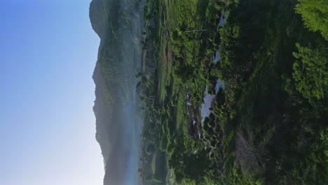 vuelo vertical de drones sobre el paisaje tropical con niebla mística voladora durante el cielo azul en verano - provincia de puerto plata, república dominicana