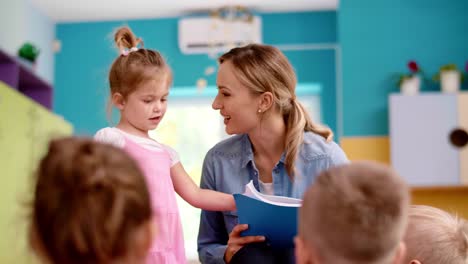 Grupo-De-Niños-Y-Maestra-En-El-Preescolar