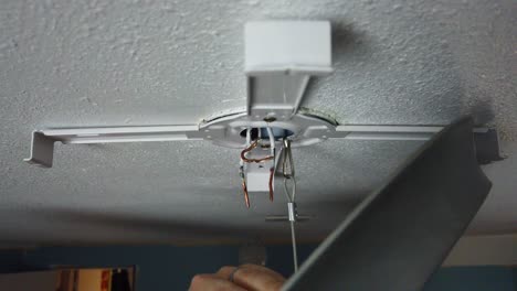 instalando un soporte de luz led nuevo para una mejora de la luz y enganchando la línea de seguridad para colgar y comenzar a torcer los cables juntos