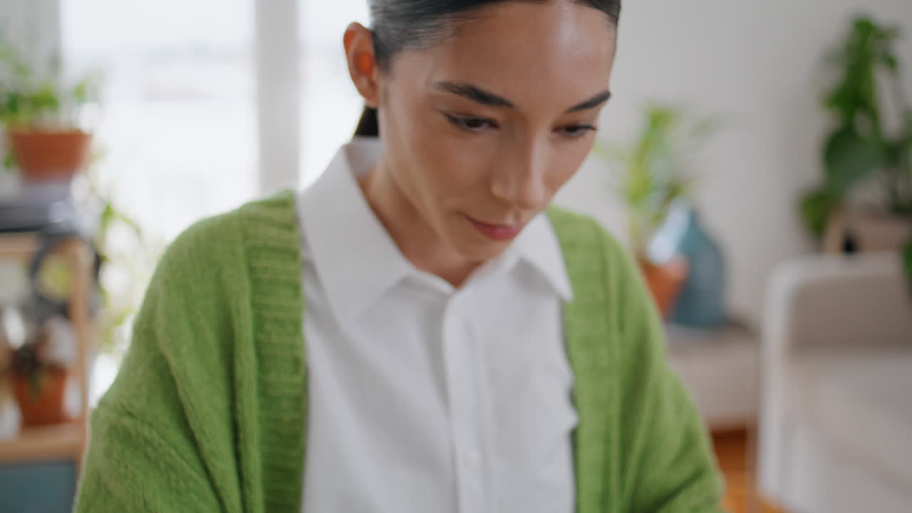 여성 손으로 타이핑하는 노트북 키보드 아파트 책상 클로즈업 학생 소녀 학습