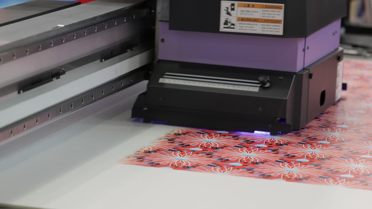 impresora uv digital moderna de gran formato. tecnologías de producción de impresión. el pinado uv es el proceso de aplicar una dosis de luz ultravioleta de baja intensidad a una tinta curable uv