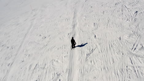 un dron sigue a un esquiador en la montaña chopok en jasna, bajos tatras, eslovaquia