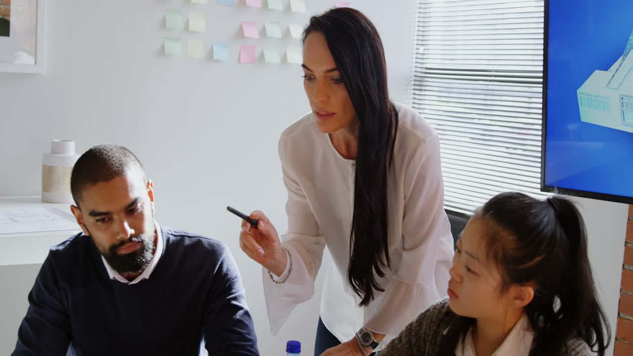 ejecutivo de negocios discutiendo sobre una computadora portátil 4k