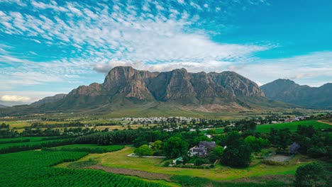 Descubra-Los-Encantadores-Paisajes-De-Las-Montañas-De-Sudáfrica-A-Través-De-Este-Metraje-De-Hiperlapso,-Donde-Las-Nubes-Dinámicas-Y-La-Vibrante-Vegetación-Se-Combinan-Para-Crear-Una-Experiencia-Visual-Verdaderamente-Fascinante.