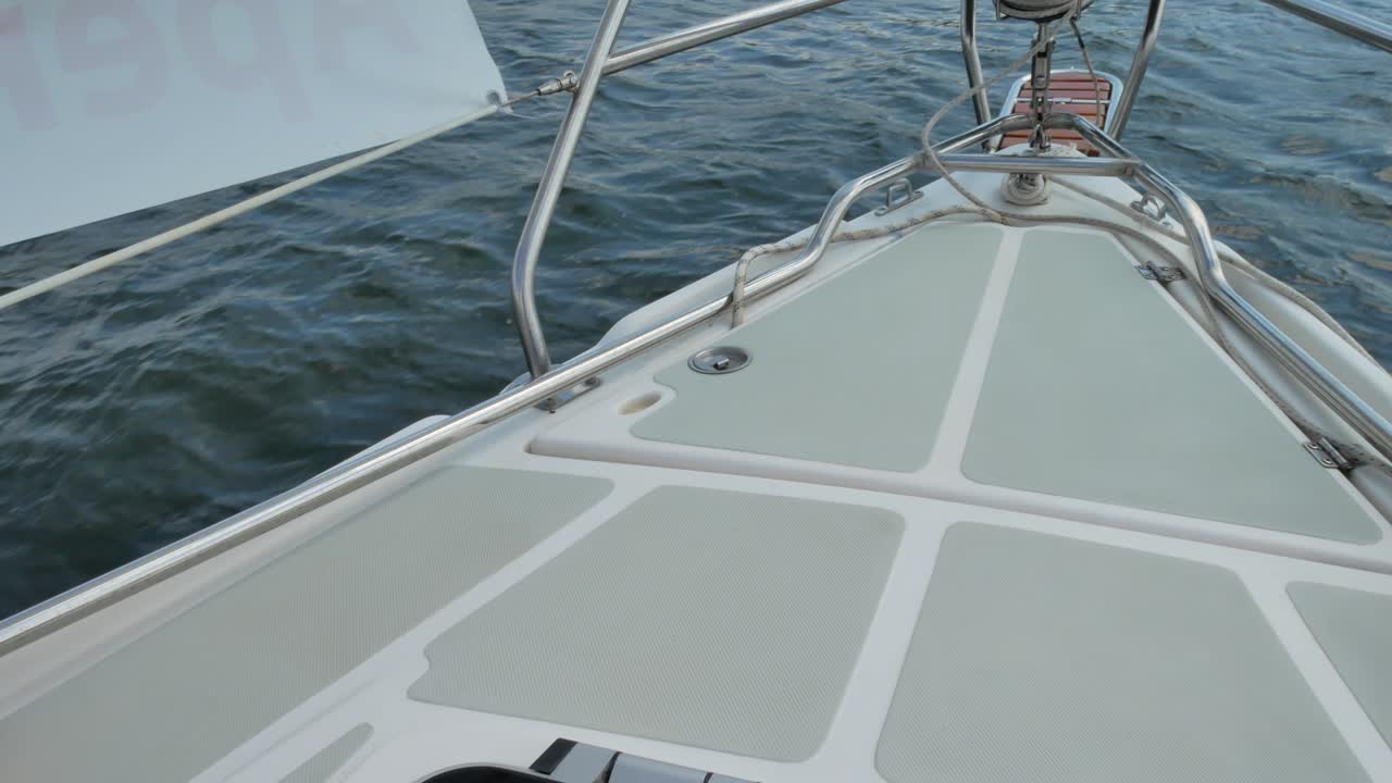 Yachtdeck während der Fahrt.