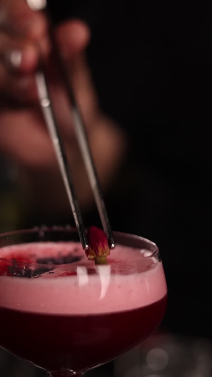 Preparazione del Cocktail alla Rosa