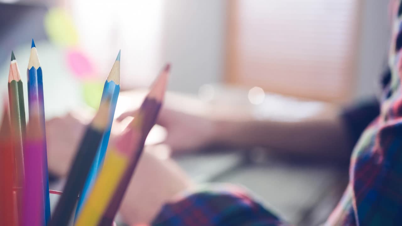 animación de una diseñadora de moda que trabaja en un estudio de moda