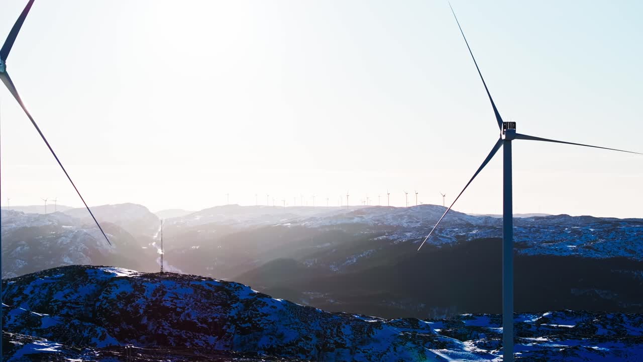 노르웨이 베사커 의 눈 인 산 들 에 있는 풍력 터빈 - 드론 촬영