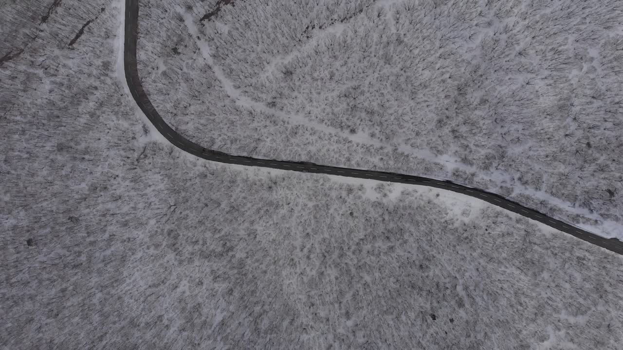 Paesaggio aereo della strada di montagna curva nella foresta invernale sul monte Zaō, Giappone