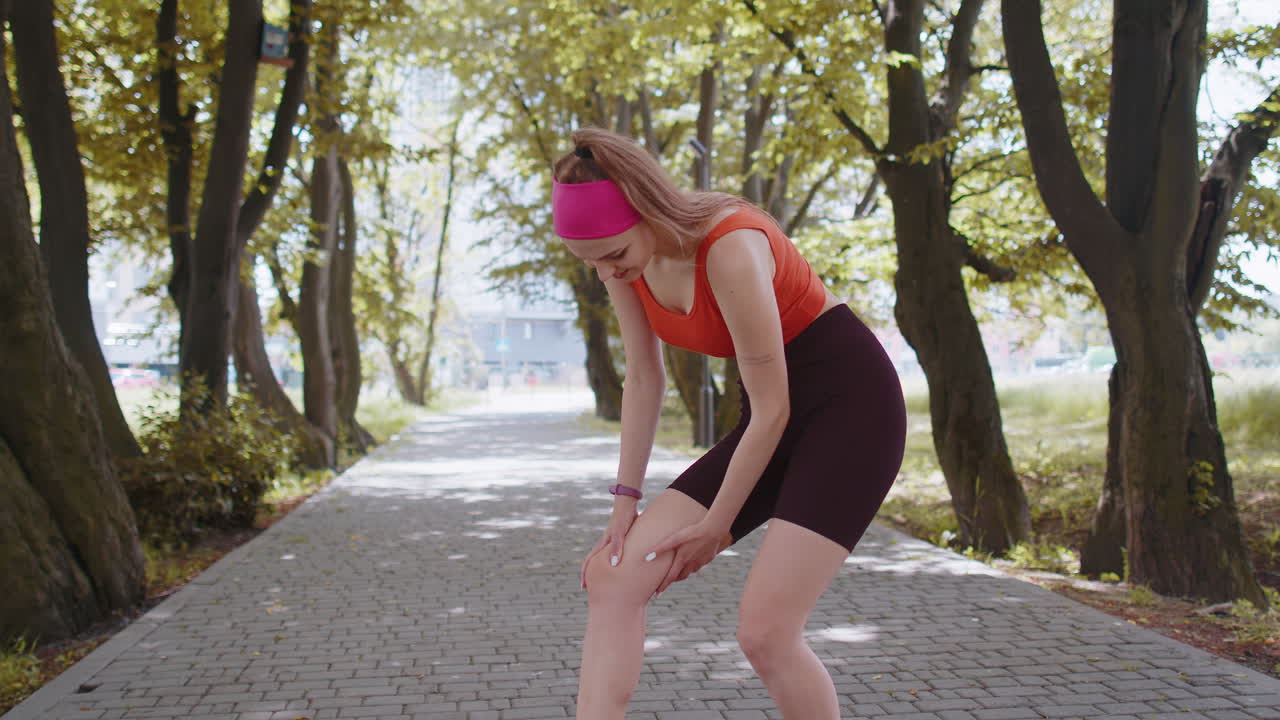 근육 통증, 마사지, 스트레칭, 공원에서 조하는 동안의 외상 부상