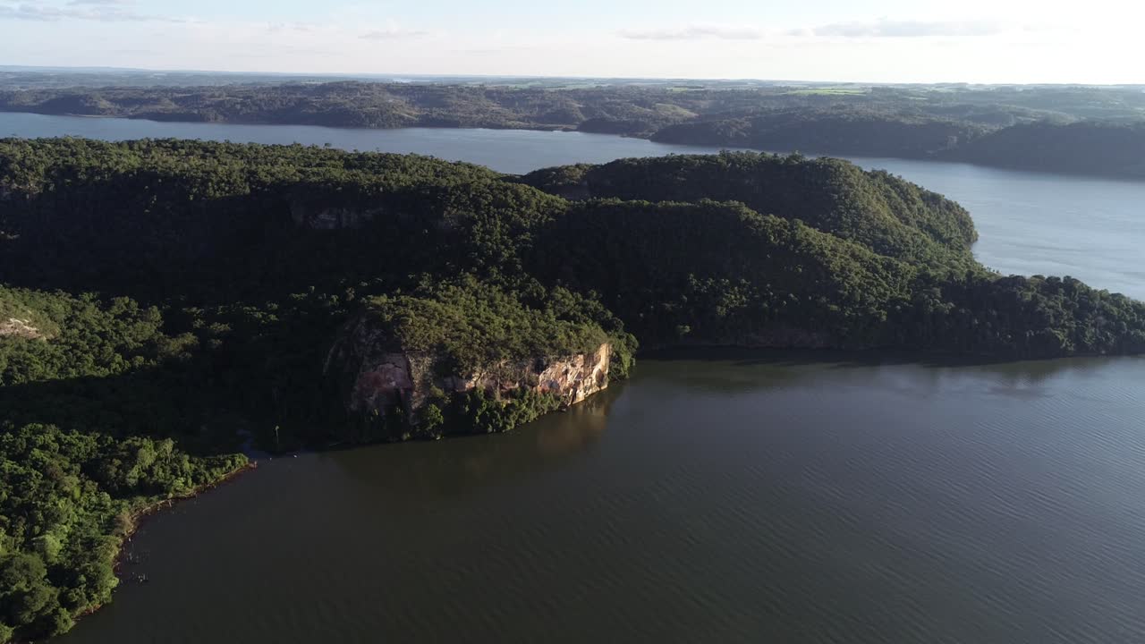 아르헨티나 파라나 강, 테유 쿠아레 공원 에 있는 멋진 초록색 언덕 의 공중 촬영