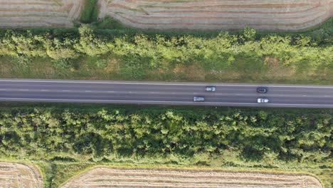 Una-Vista-Aérea-De-Una-Carretera-Rural-En-La-Soleada-Inglaterra