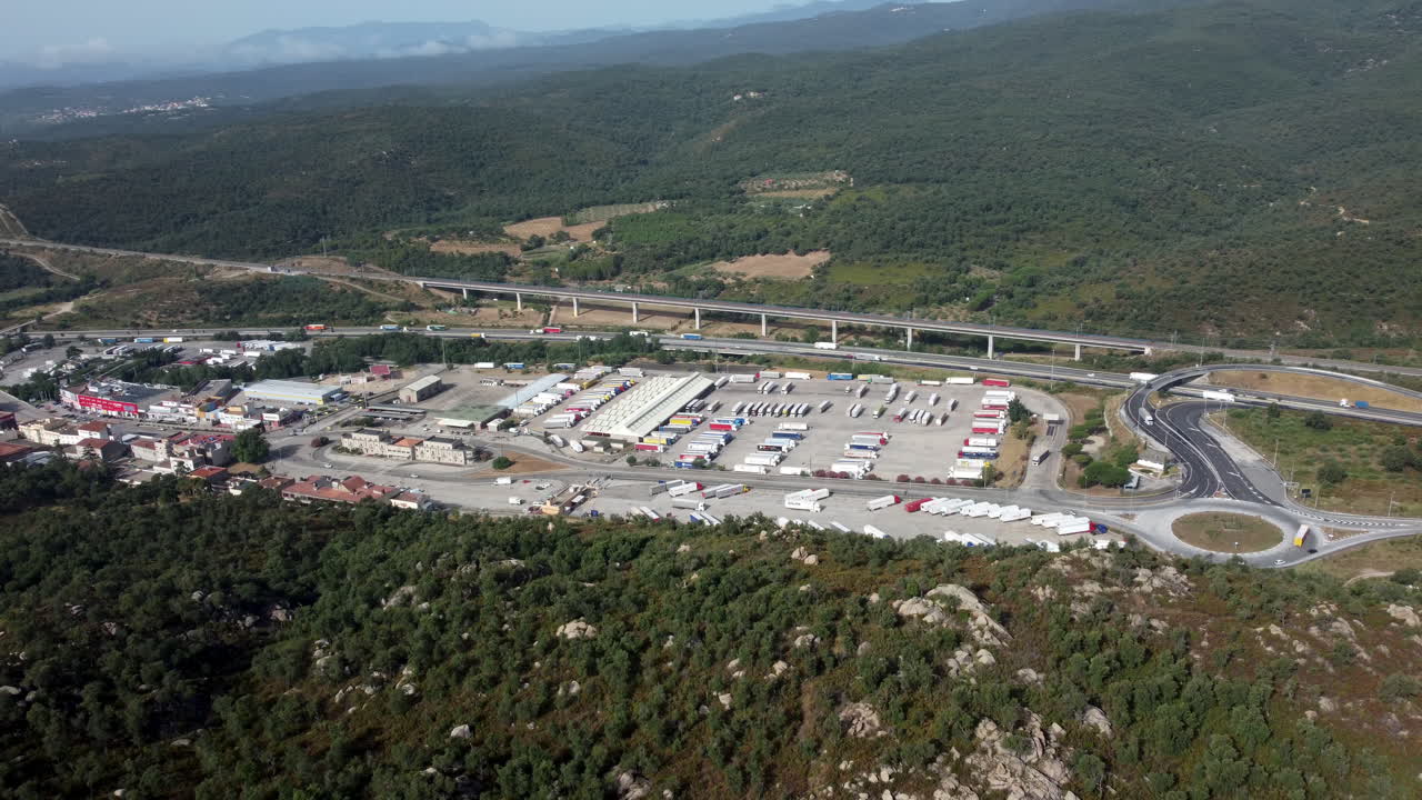 vista aérea de una parada de camiones en una carretera de montaña