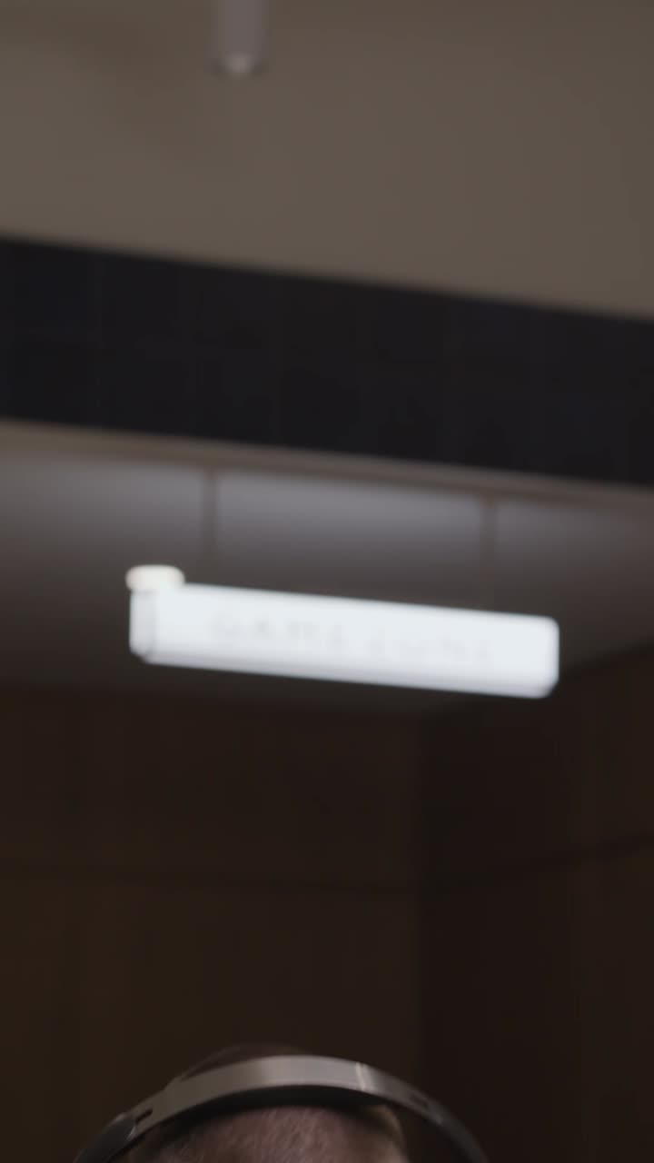 hombre con auriculares y trabajando en una tableta en una reunión