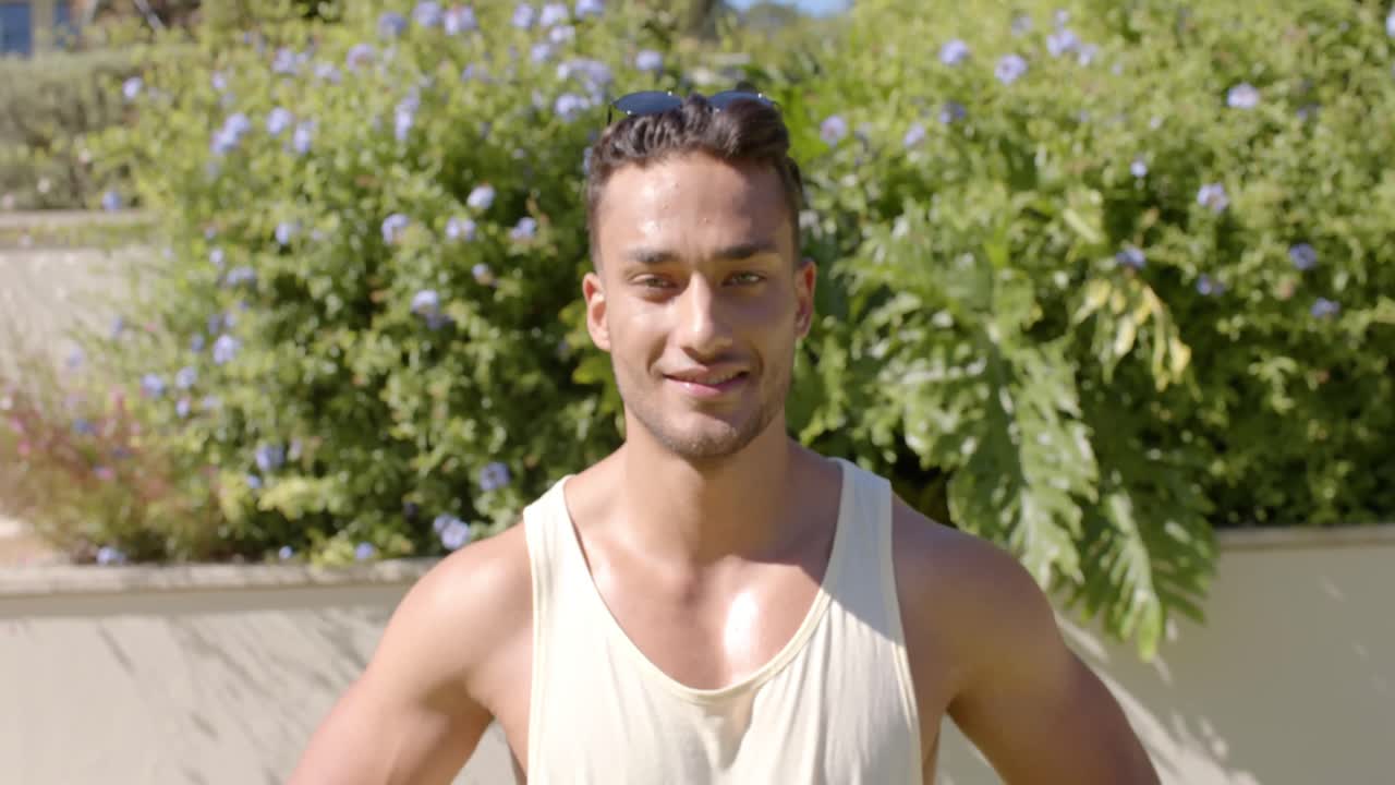 여름 에 정원 에서 행복 한 두 인종 의 남자 의 초상화