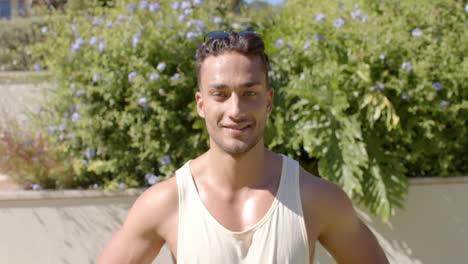 retrato de un feliz hombre biracial en el jardín en verano