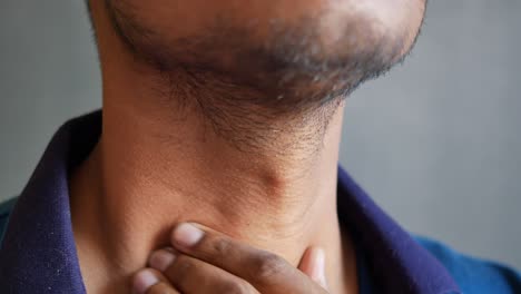 primer plano del cuello de un hombre que muestra arrugas y condición de la piel