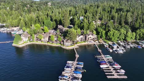 Lake-Arrowhead-Village,-Kalifornien,-Häuser-Am-Seeufer-Mit-Bootsanlegestellen-Und-Einem-Kiefernwald-Aus-Der-Luft