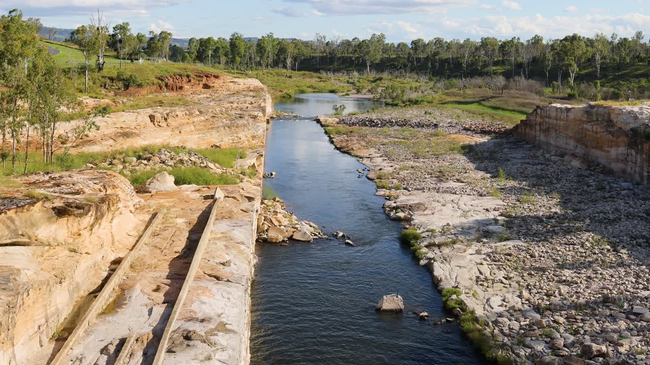 vista aérea de un río que atraviesa un paisaje rocoso