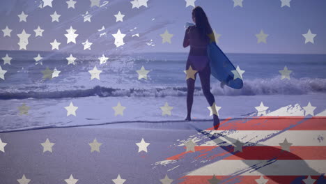 Animación-De-Elementos-De-La-Bandera-Estadounidense-Sobre-Una-Mujer-Caucásica-Con-Una-Tabla-De-Surf-Corriendo-Hacia-El-Mar-Bajo-El-Sol