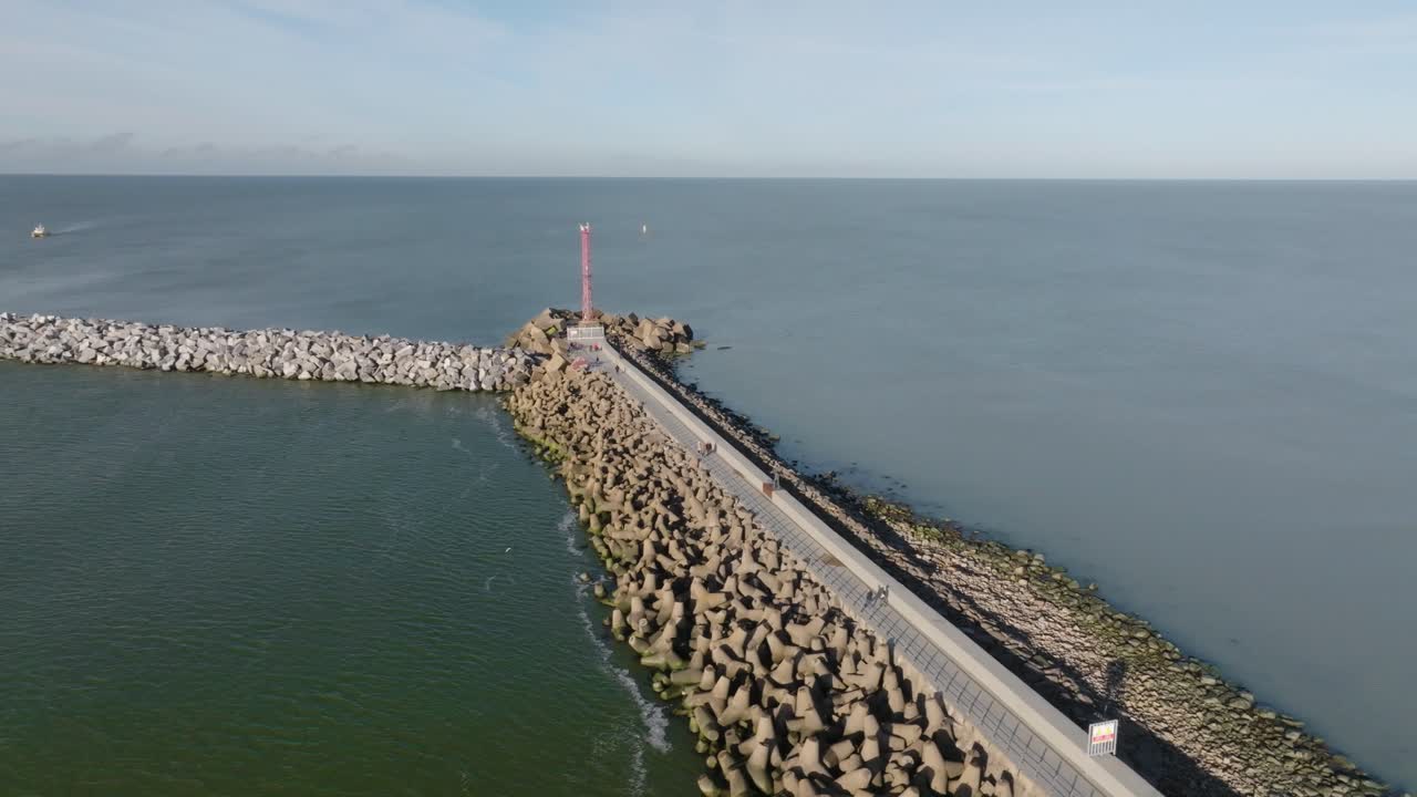 vista aérea del muelle norte, la puerta del puerto, un área para caminar y relajarse, y el muelle protege contra grandes olas