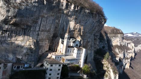 Heiligtum-Der-Madonna-Della-Corona-–-Gefälschte-FPV-Drohnenschwenkaufnahme-–-Ikonischer-Blick-Auf-Die-Berühmteste-Kirche-Der-Welt-–-Madonna-Della-Corona-–-Spiazzi-–-Verona-–-Unbewertet