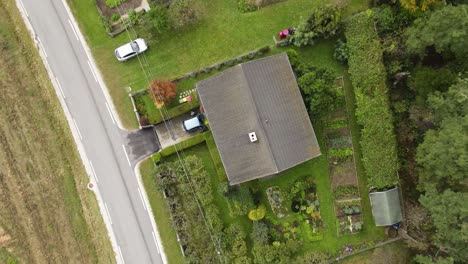 Toma-De-Arriba-Hacia-Abajo-De-Una-Casa-Con-Un-Patio-Y-Un-Drive-In