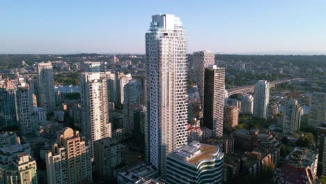 vuele sobre el bullicioso centro de vancouver con impresionantes imágenes aéreas de los imponentes rascacielos de burrard street y la bulliciosa vida de la ciudad en bc, canadá