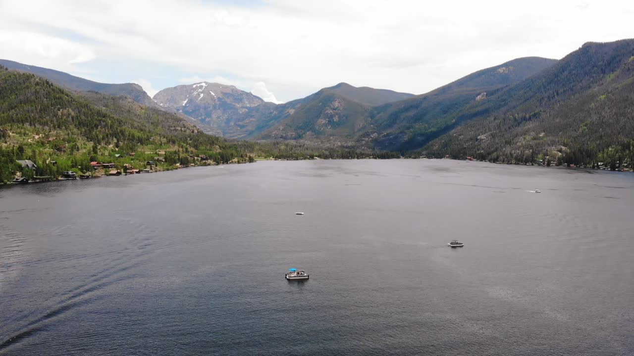 여름 동안 물 위에 보트와 함께 콜로라도 그란 호수의 공중 전망