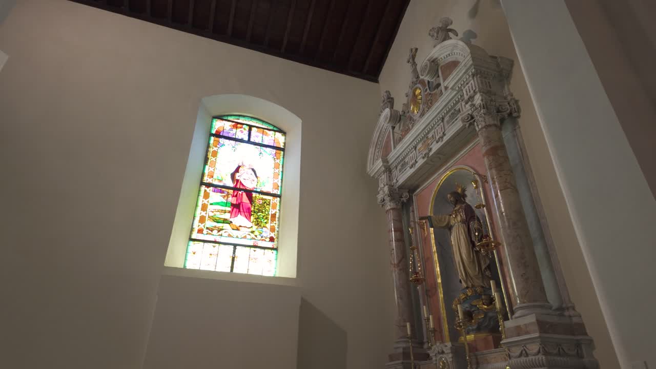 vidriera y altar ornamentado dentro de la catedral metropolitana en casco viejo, ciudad de panamá
