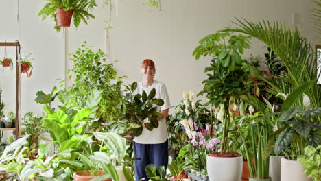 mujer en una tienda de plantas rodeada de vegetación