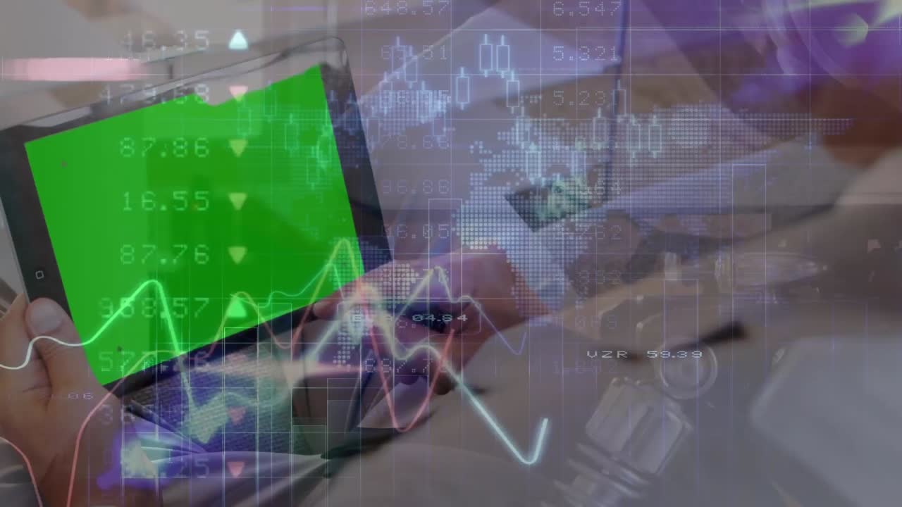 animación de gráficos financieros sobre las manos de un hombre biracial usando una tableta con espacio de copia