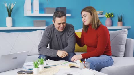 padre e hija estudian felices juntos.