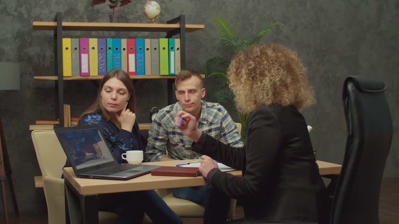 pareja casada que busca una propiedad para alquilar a largo plazo con un agente inmobiliario en la oficina